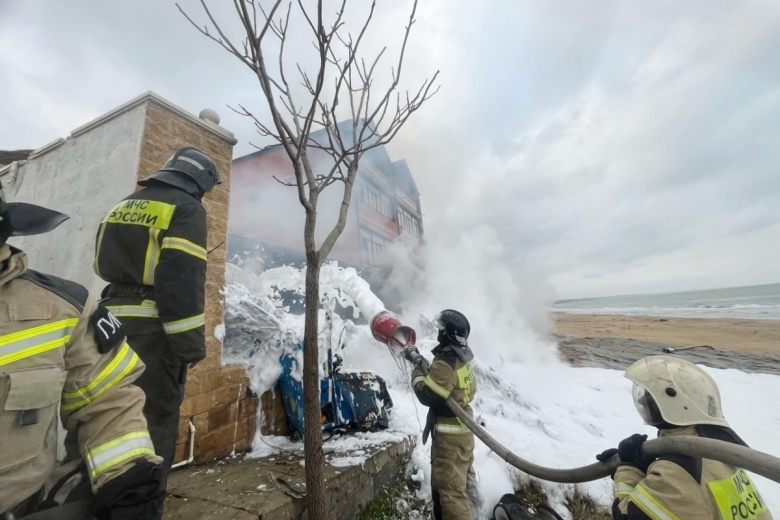 Сотрудники МЧС РФ работают на месте падения вертолета Ка-226 в населенном пункте Ачи-Су в Республике Дагестан