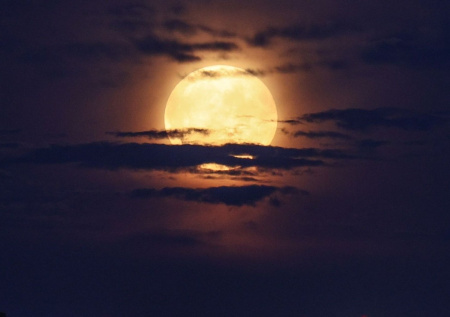 В небе над Кемерово заметили огненную луну