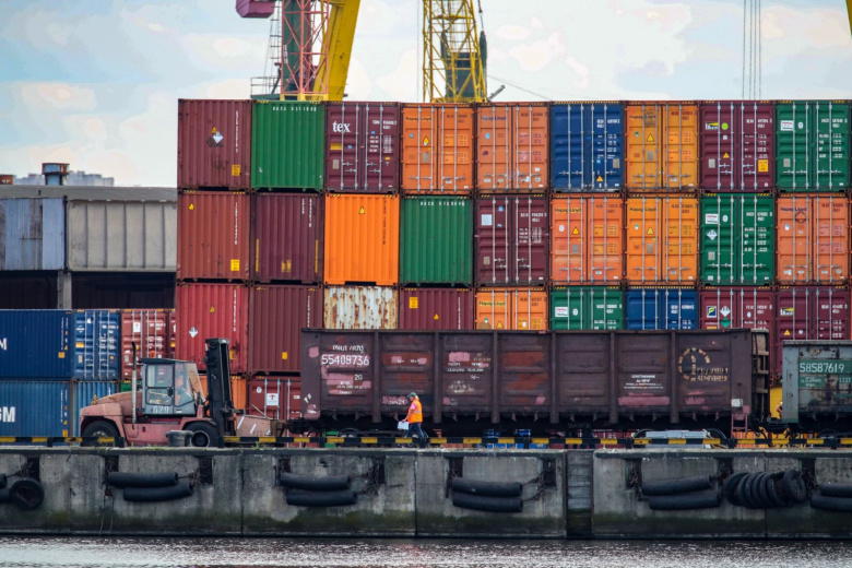 Контейнеры на территории морского торгового порта