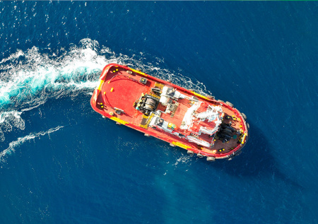 Судно с россиянами NEKSU взяли на буксир у берегов Японии