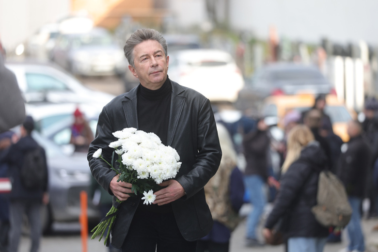 Валерий Сюткин на церемонии прощания с телеведущим Юрием Николаевым на Троекуровском кладбище в Москве