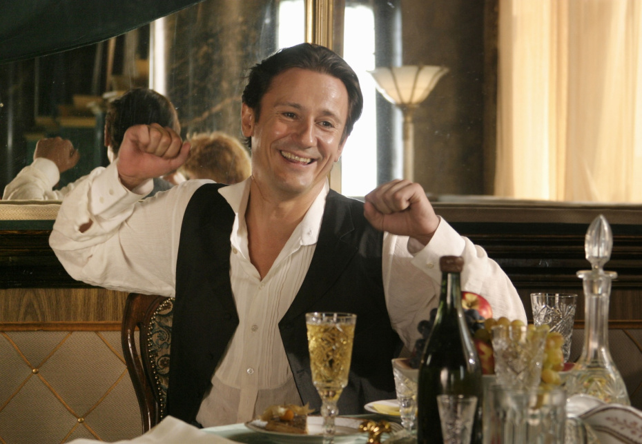 Олег Меньшиков в роли Остапа Бендера во время съемок телесериала «Золотой теленок», 2004 год