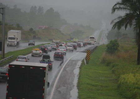 Появились жуткие кадры из разрушенного торнадо города в Бразилии