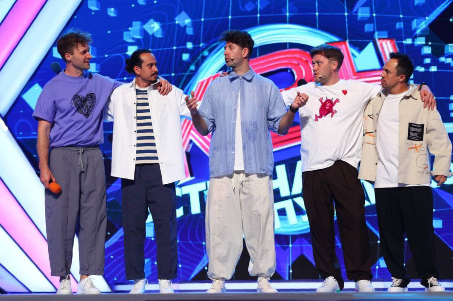 Дмитрий Кожома (в центре)