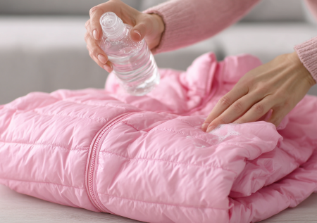 Вернуть пуховику красоту без стирки: простой рецепт с мицеллярной водой и нашатырем