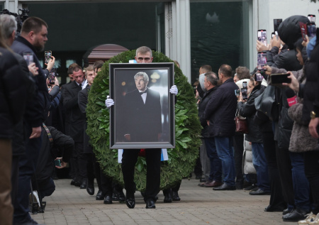 Путин прислал венок на похороны Николаева