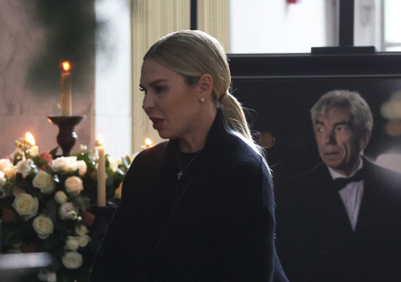 «Я вас очень люблю»: Пелагея расплакалась у гроба Николаева