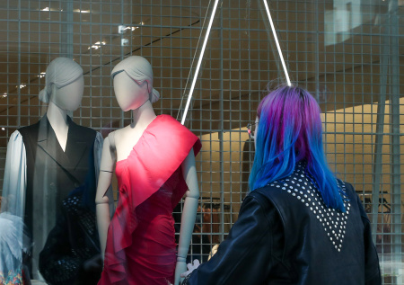 Продажи электроники и одежды в России резко упали