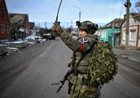 Военные водрузили российские флаги в освобожденном Волчьем