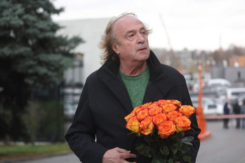Юрий Давыдов на церемонии прощания с телеведущим Юрием Николаевым на Троекуровском кладбище в Москве