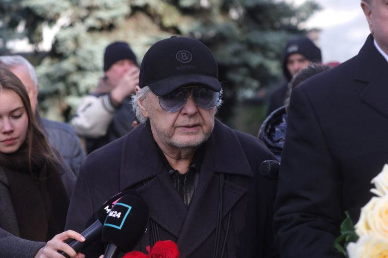 Юрий Антонов на церемонии прощания с телеведущим Юрием Николаевым на Троекуровском кладбище в Москве