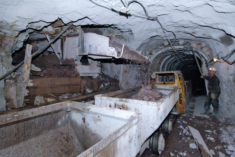 Погрузка уранового грунта в вагонетки