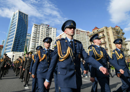 Турецкие и азербайджанские солдаты прошли единым строем на параде в Баку