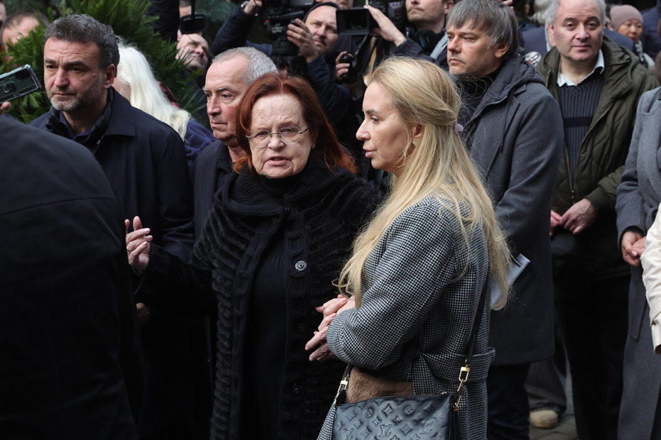 Вдова Элеонора и племянница Юрия Николаева Ольга (в центре) на церемонии прощания с телеведущим Юрием Николаевым на Троекуровском кладбище в Москве