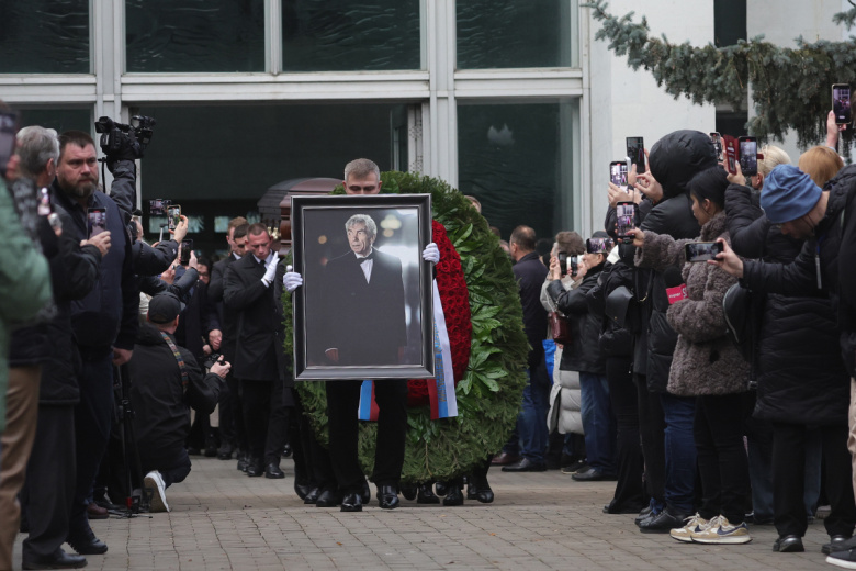 Церемония прощания с телеведущим Юрием Николаевым на Троекуровском кладбище в Москве