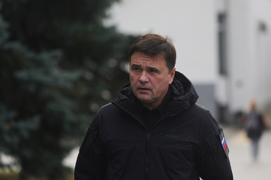 Губернатор Московской области Андрей Воробьёв на церемонии рощания с телеведущим Юрием Николаевым на Троекуровском кладбище в Москве