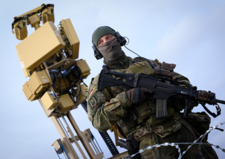 Названа страна, через которую НАТО перебросит 800 тысяч солдат к границе РФ