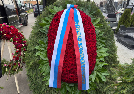 Путин прислал венок на похороны Николаева