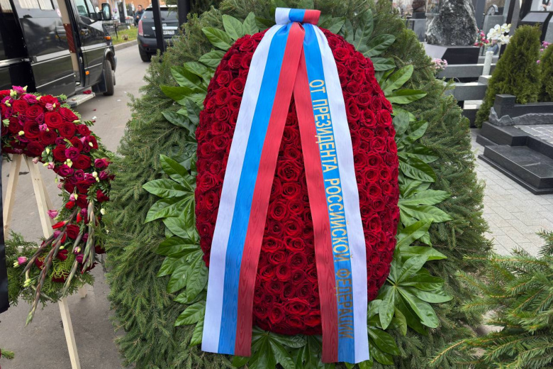 Венок с красными розами от Владимира Путина