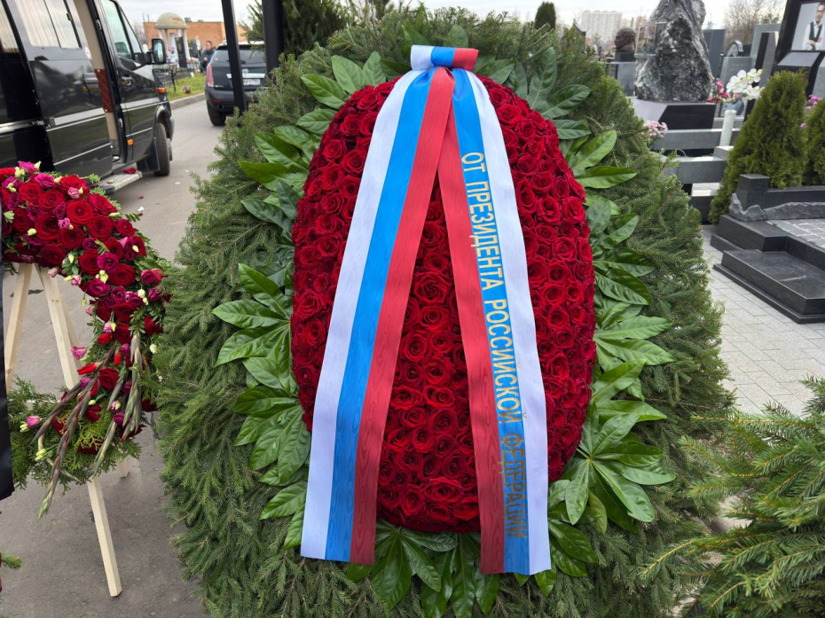 Венок с красными розами от Владимира Путина