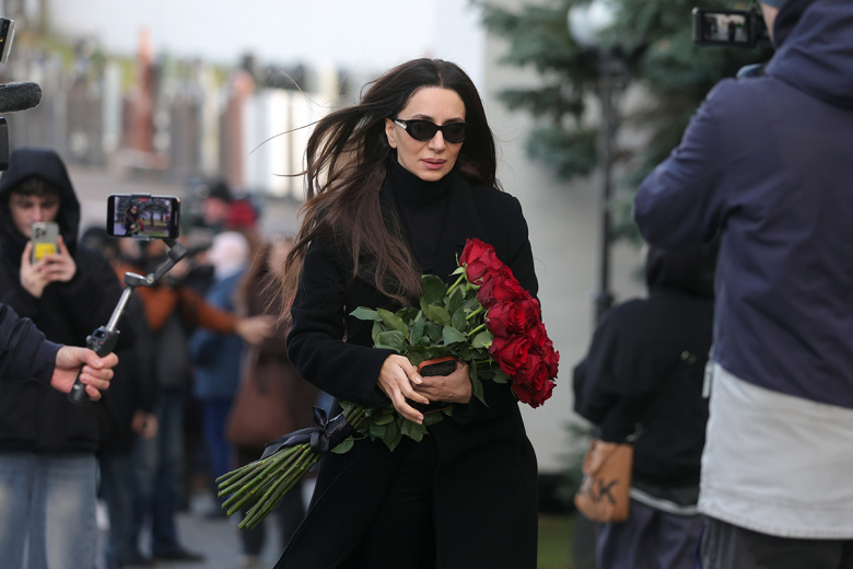 Певица Зара на церемонии прощания с телеведущим Юрием Николаевым на Троекуровском кладбище в Москве