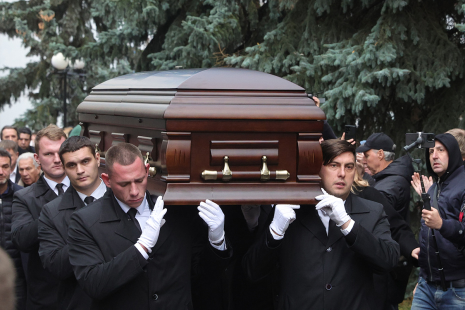 Церемония прощания с телеведущим Юрием Николаевым на Троекуровском кладбище в Москве