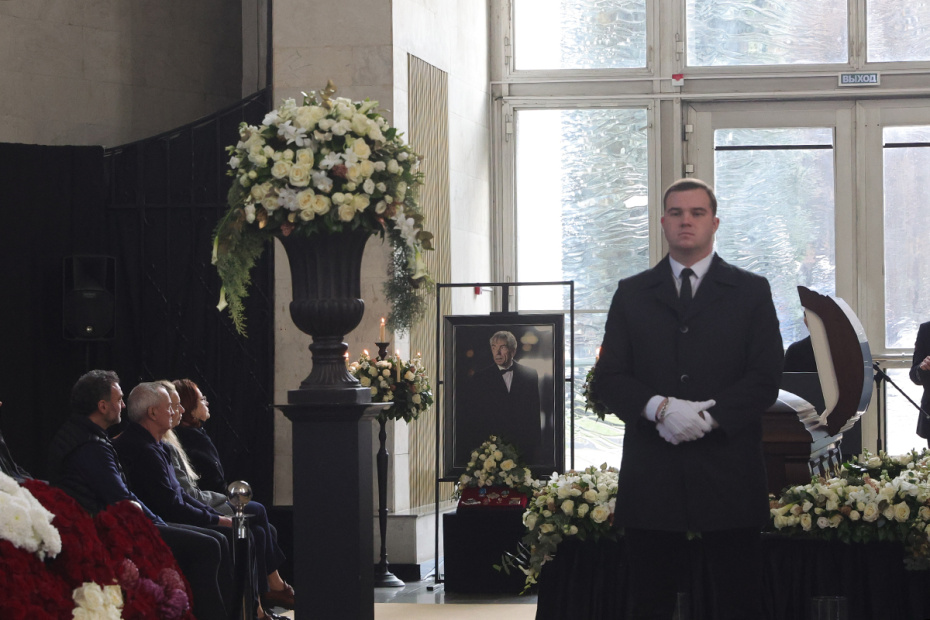 Церемония прощания с телеведущим Юрием Николаевым на Троекуровском кладбище в Москве