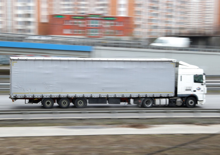 Фура с конфетами протаранила семь грузовиков на трассе под Екатеринбургом