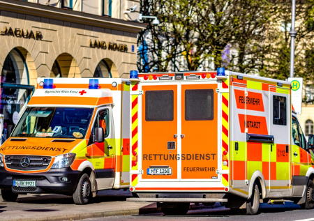 Автобус выехал на тротуар и протаранил толпу