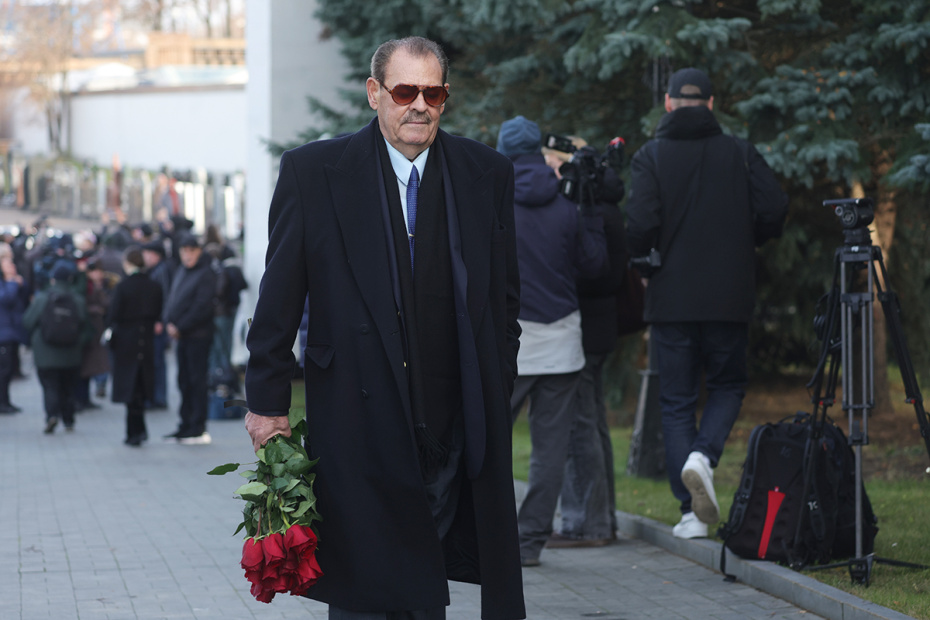 Яков Агошков, давний друг Юрия Николаева, на церемонии рощания с телеведущим Юрием Николаевым на Троекуровском кладбище в Москве