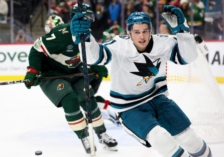 Российский форвард сломал зуб лучшему бомбардиру НХЛ