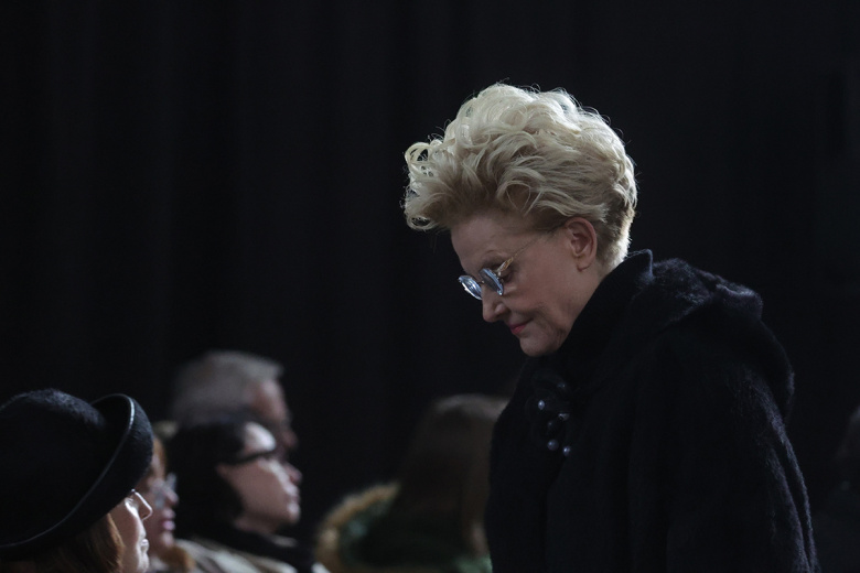 Елена Малышева на церемонии прощания с телеведущим Юрием Николаевым на Троекуровском кладбище в Москве