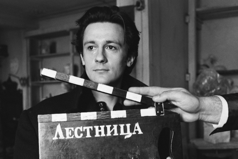 Олег Меньшиков во время съемок фильма «Лестница, 1989 год