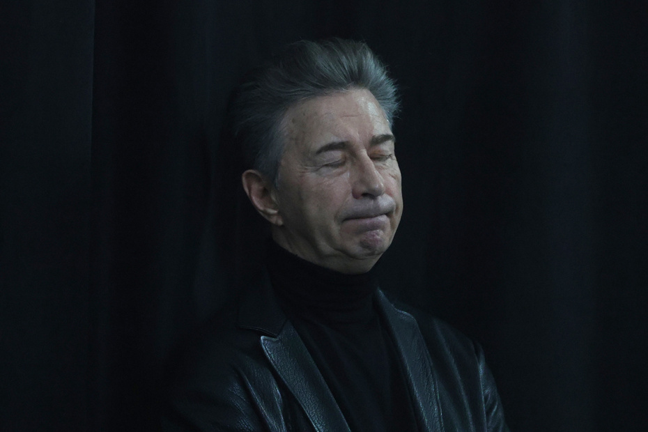 Валерий Сюткин на церемонии рощания с телеведущим Юрием Николаевым на Троекуровском кладбище в Москве