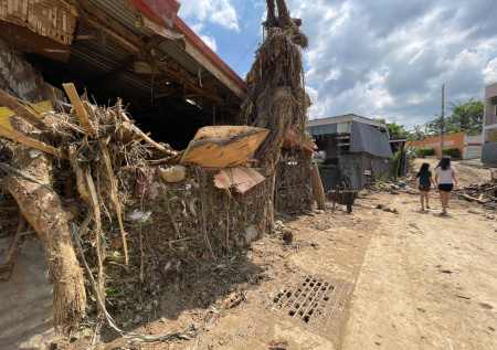 Бушующий на Филиппинах супертайфун попал на видео