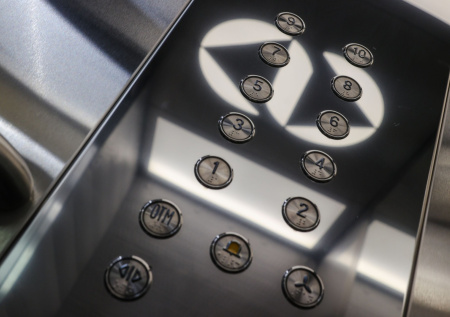 Мужчина вынес горящий электровелосипед из лифта  и попал на видео