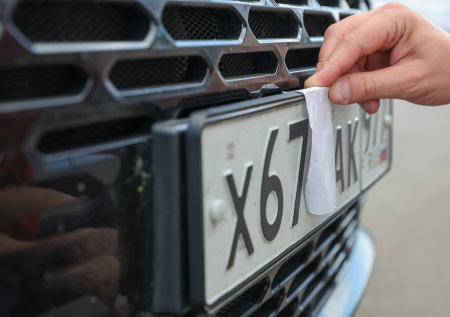 Водителям объяснили, какое наказание грозит за езду со скрытым госномером