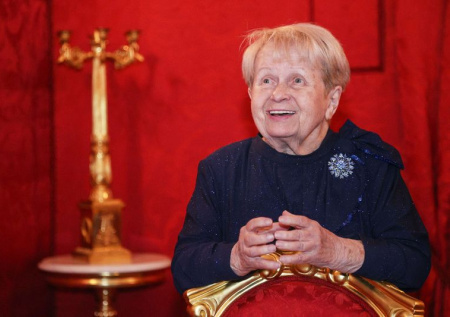 «Это позвонил Путин!»: Пахмутова получила поздравление прямо на концерте