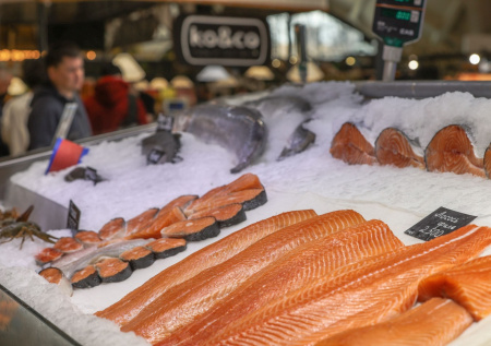 Стало известно, сколько будут стоить икра и красная рыба к Новому году