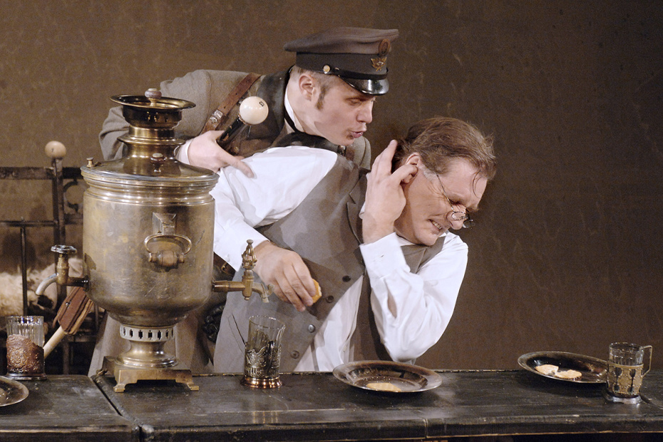 Олег Лопухов (коллега Передонова Рутилов) и Владимир Симонов (учитель гимназии Ардальон Передонов) (слева направо) во время прогона спектакля «Мелкий бес» в постановке Антона Яковлева по мотивам романа Федора Сологуба на сцене театра имени Вахтангова