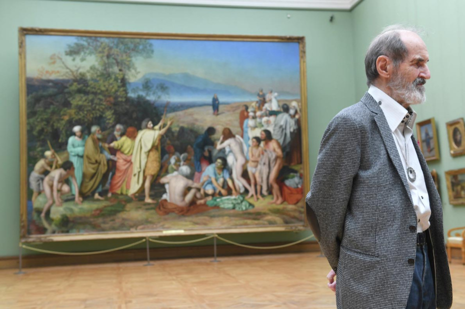 Эрик Булатов во время передачи картины «Картина и зрители» Третьяковской галерее