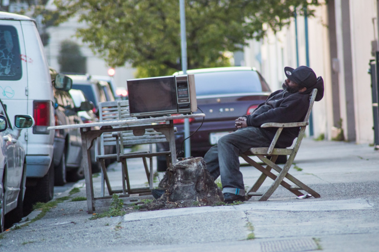 Бездомный мужчина на одной из улиц Сан-Франциско
