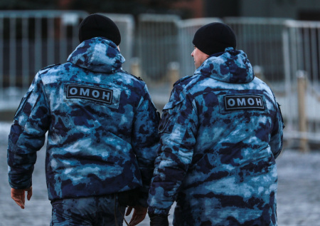 ОМОН нагрянул на костюмированную вечеринку в российском городе