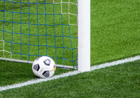 Перед матчем РПЛ организаторы попытались замаскировать проплешины на поле