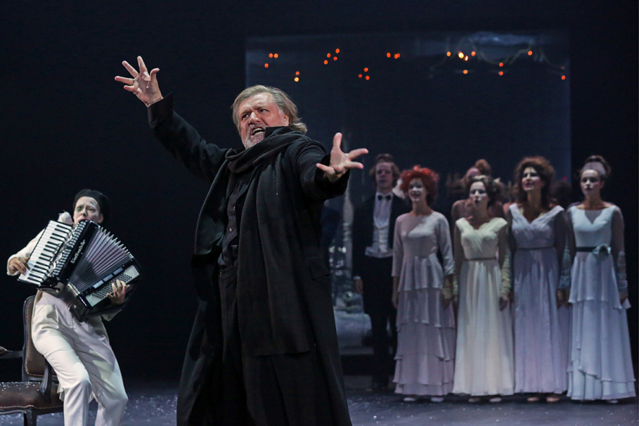 Актер Владимир Симонов (Минетти) (на первом плане) на показе отрывков премьерного спектакля ‭«Минетти» по пьесе Томаса Бернхарда в постановке Римаса Туминаса