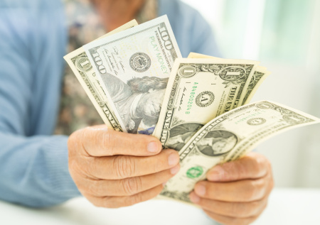 Россиянам рассказали, куда нести старые доллары