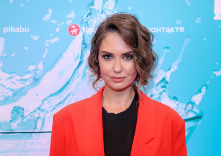 Муцениеце опровергла слухи о накладном животе с помощью фотосессии