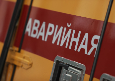 Трамвай чудом не улетел в «портал в ад» на улице в Петербурге