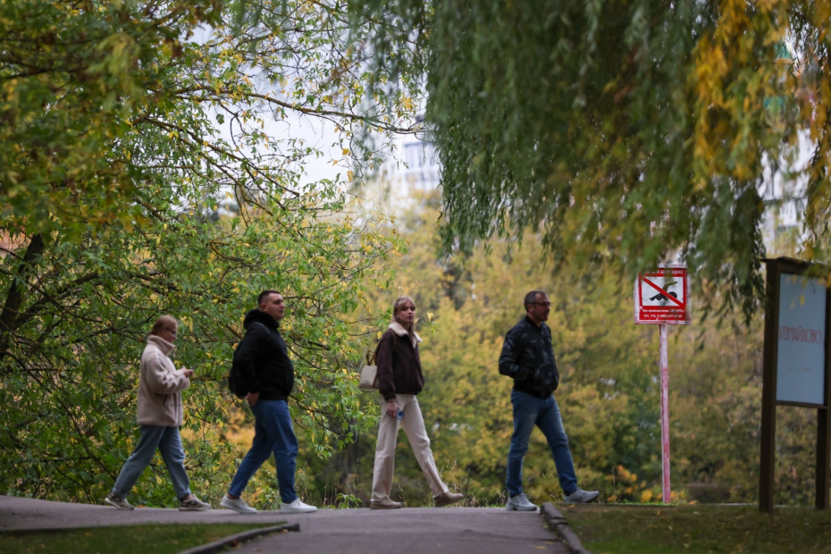 Горожане во время прогулки в Измайловском парке культуры и отдыха