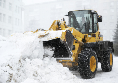 Сильный снегопад почти парализовал работу аэропорта Астаны